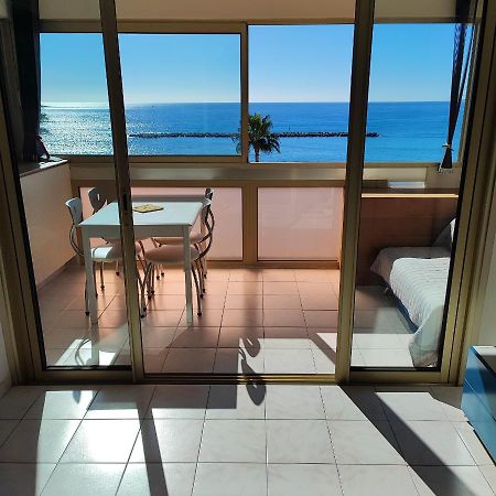 Grand studio bord de mer- accès direct aux plages Saint-Laurent-du-Var Extérieur photo